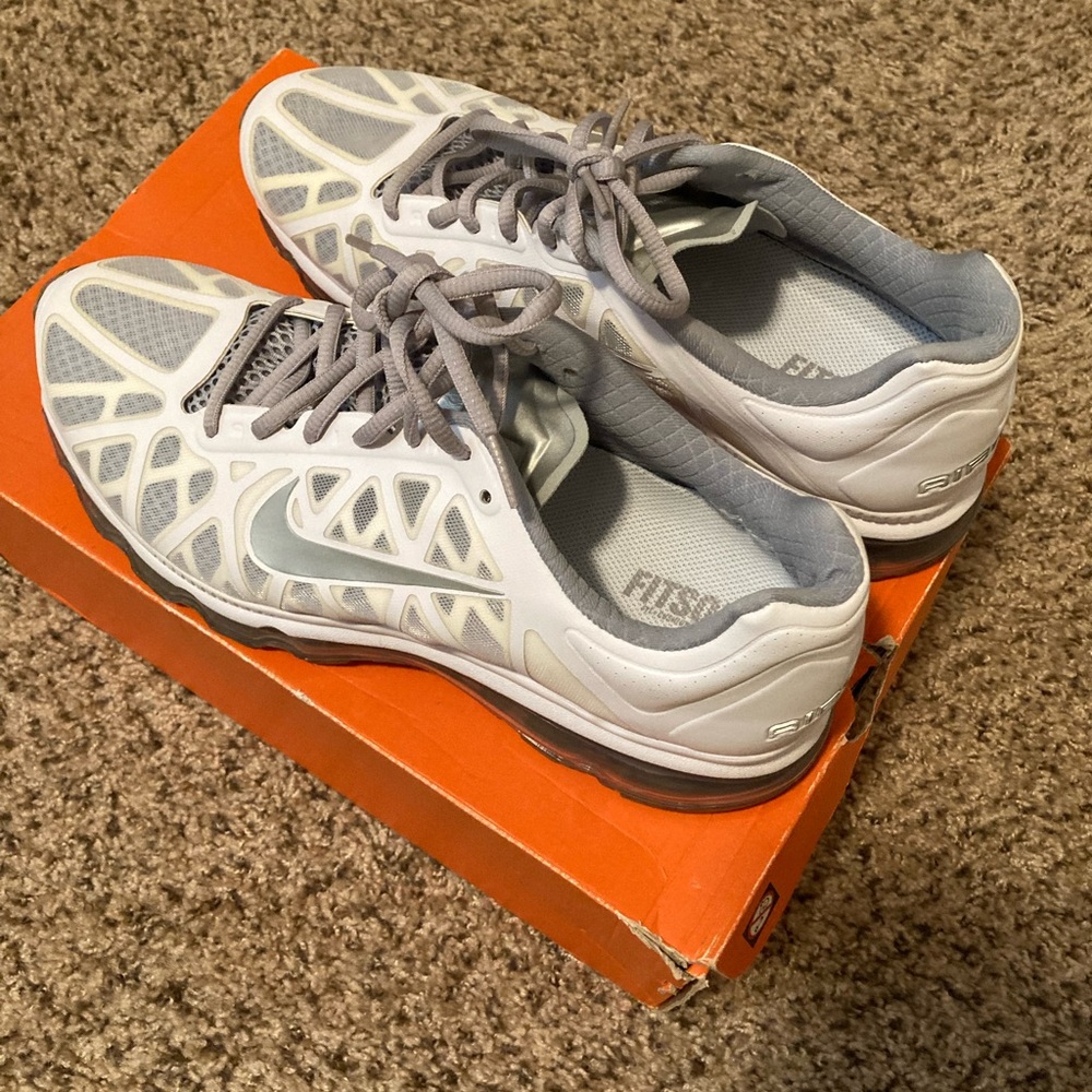 Men’s 2011 Authentic Nike Air Max kicks size 11.